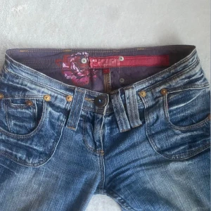 Lågmidjade Flare Jeans  - Ett par jätte snygga lågmidjade jeans!  Kom privat om ni vill köpa direkt. Innerbenslängd: 78 ungefär och midjemåttet: 35-37 cm rakt över. Står även märket på bilden. För fler bilder eller prisförslag, kontakta mig!  