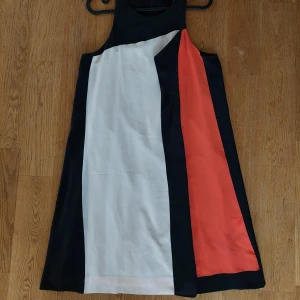 Sonia Rykiel klänning i silke  - Använd 1 gång, nyskick. Fin och skir klänning i 100% silke med innerklänning så ej genomskinlig. Ca 90 cm lång och ca 45 cm i bredd över bysten. Mer som en 36 än 38 som den är märkt (!) Därav kategoriserad som 36a. Skriv för frågor eller fler bilder. 