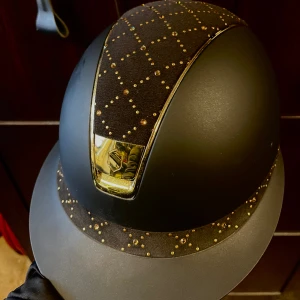 Samshield hjälm - Säljer Samshield hjälm (SHADOWMATT MISS SHIELD LOZENGE) stl 58 Endast använd på tävling ca 15 gånger, aldrig tappad eller avramlad i. Den har alltid legat i kartongen när den ej användts. Nyskick🤗 Nypris ca 8000kr Säljer för 6000💕(kan diskuteras)