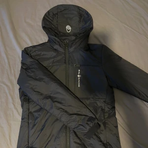 Sail Racing jacka svart - Hej, säljer denna svarta Sail Racing jacka i storlek 160/XS då den har blivit för liten. Den är sparsamt använd och är i toppenbra skick (8/10), inga defekter eller skador. Hör av er vid funderingar! 😊