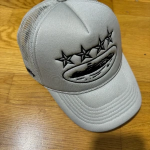 Corteiz 4starz Alcatraz keps - Grå - Ny Corteiz keps använd max 2 gånger 10/10 skick perfekt för sommaren