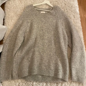 Léger tröja  - Säljer min superfina tröja från Léger! Jättefint skick, knappt använd. Mycket fin att ha till kjol. 52% alpacka ull 