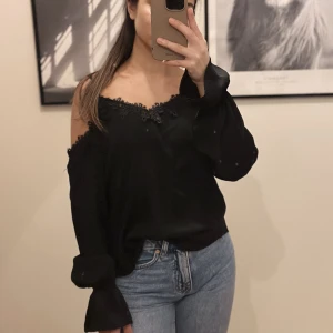 Blus från Ginatricot - Svart siden blus från ginatricot 