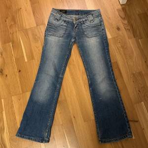Säljer dessa super snygga lee boutcut jeans med låg midja som tyvär är för små på mig. Dom har används ett fåtal gånger och är i super bra skick!!💘W27