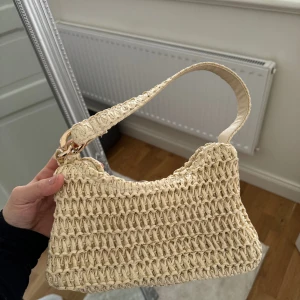 Väska  - Använd en gång, superfin. Köpt för 349kr. As snygg till vår och sommar. Perfekt som strandväska 