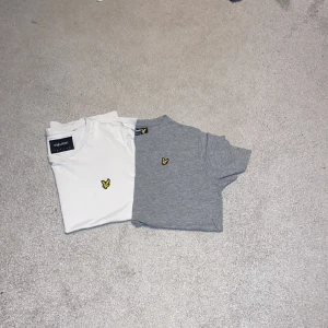 Lyle & Scott t-shirts  - Två t-shirts för billigt pris. Vill bli av Me dem då jag inte använder dem mer. Ny pris för båda 499kr Mitt pris 99kr för båda