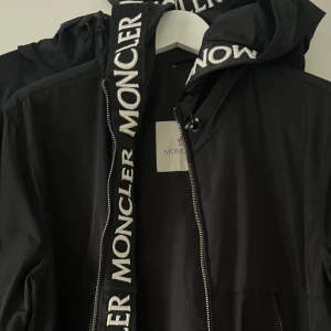 Moncler vind jacka  - Gamla modellen av monclers vind jacka väldigt bra skick. Den är väldigt unik 