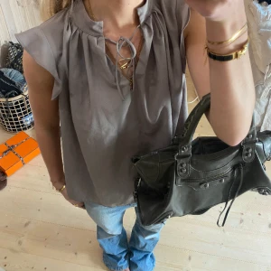 Topp - SUPER fin topp/blus perflet till såå långa tillfällen ❤️❤️funkar till skola, fest och middagar❣️❣️