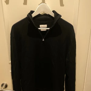 Half zip - Säljer en bekväm och fin vald zip i merino ull från These Glory Days i L. Tröjan är svart och modellen i bild två har på sig en blå som liknelse för att se passformen. Bara att höra av sig vid frågor och funderingar!:) 