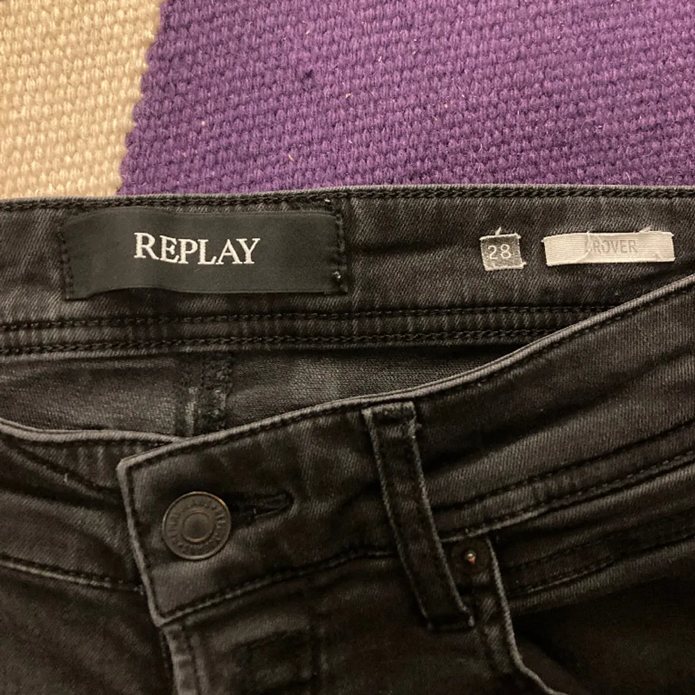 Säljer brorsans replay jeans i mörk färg med lite fade. Bara att skriva ifall du har frågor mm. Jeans & Byxor.