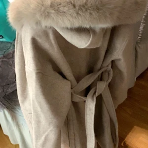 Kappa- Vill sälja den så snabbt som möjligt  - Hej denna kappa finns i Linköping jag säljer den för 400 kr ni kan jätte gärna komma med andra priset men 400kr e fast priset köpte den för 600kr annars. 