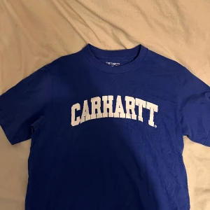 Jätte fin carhartt tshirt herr passar S - Jätte fin tshirt i storlek s herr Carhartt  Super fin blå färg som passar perfekt till sommaren  Den är M men skulle säga att den passar S bäst 