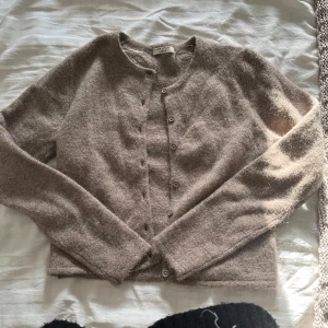 beige kofta  - säljer denna då den ej kommer till användning, har använt max 2 gånger