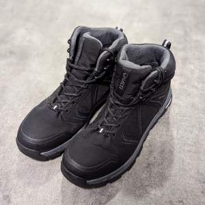 Size 45 (men) Halti winter boots with only one week of use, water repellent and breathable material.