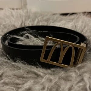 McDonalds skärp - Tjo, säljer nu detta Donken skärp. Från tidgare arbetare säljs nu detta äkta McDonalds skärp. Spännet har börjat tappa lite färg men inget som ses på första glans. 