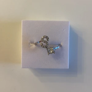 Ring 💍  -  säljer på grund av att jag inte använder den är i väldigt fint skick 