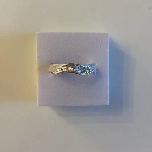 Ring  -  säljer min ring på grund av att den inte kommer till användning är i sjukt bra skick!!