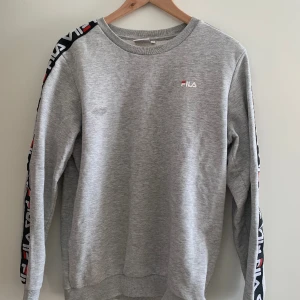 Fila sweatshirt (Grå) - Tjenare du som tryckt dig in på det här inlägget! Här säljer jag min gråa Fila sweatshirt som inte kommer till användning längre. Tröjan är i gott skick och redo att skickas! Om du är intresserad så är det bara att höra av dig! Hörs!