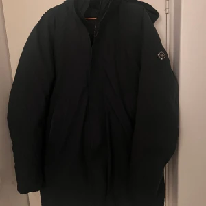 J.Lindeberg Parka till salu - Hej! Det är så att jag säljer min J.Lindeberg parka pga att den inte passar mig. Topp skick då jag inte använt den så mycket och funkar perfekt i nuläget. Priset kan diskuteras vid en snabbaffär :)