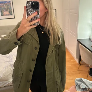 Grön jacka - Militärgrön jacka från Kappahl. Storlek L men används av mig som annars har s. Sitter dock oversized