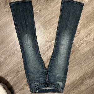 Lågmidjade leejeans! - Snygga lågmidjade bootcut jeans💕W28L33 