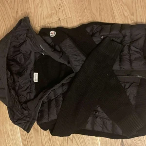 Monclear cardigan  - Det är en monclear cardigan i ett mycket bra skick.