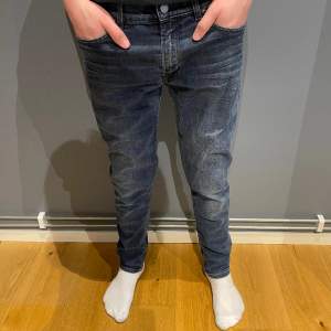 Säljer ett par Acne studios jeans i modellen ace oreo. Bra skick, storleken är W33 L32 men skulle säga att den passar för lite mindre midja. Nypris ligger på ca 2200 kr. Hör av er vid frågor/funderingar 🙌