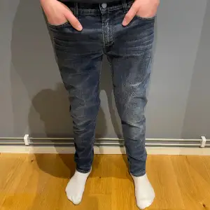 Säljer ett par Acne studios jeans i bra skick, 9/10. Storleken är 33/32 (men sitter som w30 L32) Nypris ligger på ca 2200 kr. Hör av er vid frågor/funderingar 🙌