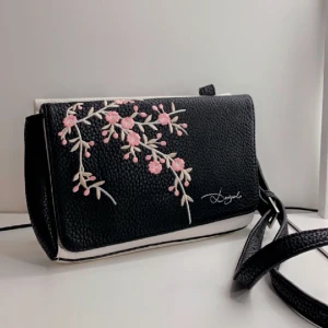 Axelrems väska från Desigual - Fin liten axelremsväska från Desigual! Har flera ”fack”, helt OANVÄND, och säljer för OTROLIGT BILLIGT PRIS så nypris är ca 400kr! Pris kan diskuteras - mycket gott skick!💕💕