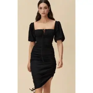En svart klänning från Adoore i modellen Palermo. Nyskick och endast använd en gång😃