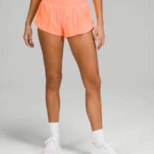 Så fina orangea hotty hot shorts från Lululemon. Nyskick, knappt använda! Så snygga att ha på sommarn. Storlek 2 och passar typ xs/s. 