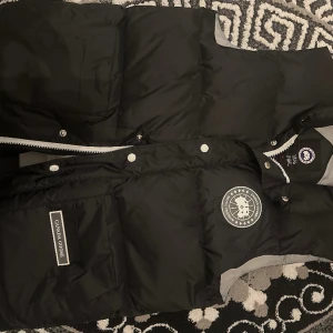 Canda goose väst (svart) - Canda goose väst, fett skön att ha på sig, jätte bra kvalite, svart och vit 