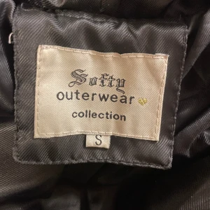 Svart snygg pälsjacka💋💋 - Svart pälsjacka med luva från softy outerwear collection💋💋  Bra skick då jag knappast använt den, snygg luva sitter bra på säljer för 350kr😍😍
