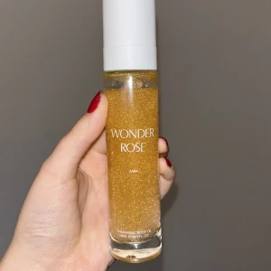 Wonder rose olja (ZARA) - En glittrande kroppsolja med jätte god doft (wonder rose). Tycker inte om kroppsoljor då huden ser glansig ut och därför säljer jag den. Använd endast 2 gånger. Köptes för: 109kr!!!