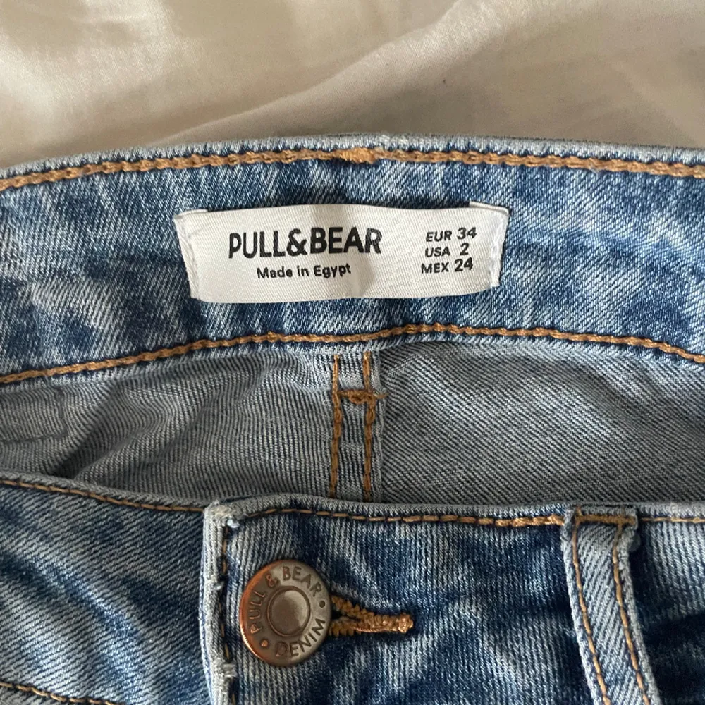 Lågmidjade bootcut jeans från pull&bear. Storlek 34 men skulle säga att det också passar 32. 💕. Jeans & Byxor.