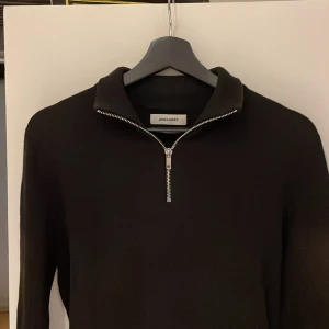 Half-zip J&J  - Hej  säljer min stickade zip tröja som nu är för liten, kvalitet mesigt så är den bra förutom att en liten del av högra ärmen har blivit solblekt