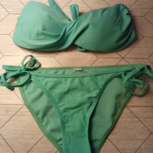 Turkos bikini - Säljer detta turkosa bikinisettet. Det står ingen storlek på, men den passar mig som har storlek S. Köparen står för frakten! 