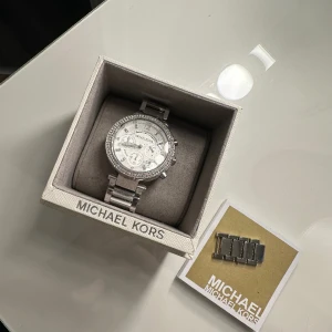Michael kors klocka  - Kör en liten intressekoll på denna fina klockan. Används ej då jag fick en ny i födelsedagspresent. Denna köpte jag för ca 3000kr ny. Har använt den enstaka gånger, varit väldigt varsam med den. Kan inte hitta några repor på den då den varit i låda. 