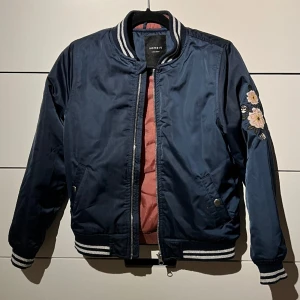 Bomberjacka barn - Bomberjacka från Name It. Storlek 140. 