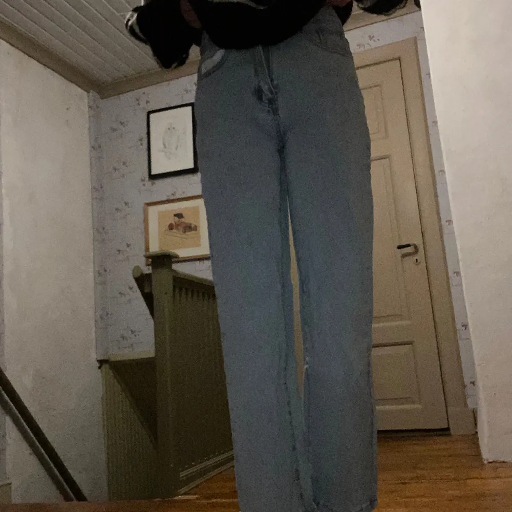 Jätte fina raka byxor från SHEIN i storlek petite XXS. Normala i storlek men för korta för mig som är 160cm💞. Jeans & Byxor.