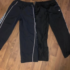 2 par Y2K track pants - Säljer båda för 70kr. Adidas byxorna kostade 600 och den andra 200. Säljs för bytte stil och kom inte till använda💕är ca 170 och passade kanon! Skulle säga att om man är en S/M person så passar de perfekt. Priset kan sänkas, vill bara bli av med de