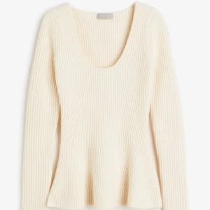 Peplumtopp  - Säljer nu min Peplumtopp från hm använd fåtal gånger, nyskick och säljer den för 120kr då jag bara vill bli av med den nypris: 349kr (har fler bilder så de är bara att fråga och priset kan diskuteras)🩷