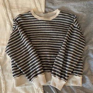 Stickad sweatshirt - Säljer denna jättefina tröja från Zara eftersom den har blivit för liten för mig. Hör av dig vid frågor och funderingar❤️