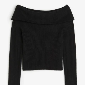 Stickad off-shoulder tröja - Svart stickad off-shoulder tröja i storlek xs. Nästan aldrig använd. Nypris 199. Skriv vid intresse eller frågor💗 Köparen står för frakt!