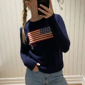 Ralph Lauren tröja flagga - Säljer denna populära Ralph Lauren tröjan med flagga på. Nypris: 4600kr Storkel M i barnstorlek men sitter som en xs/s💗Lagt bud ligger!! (Lånade bilder)