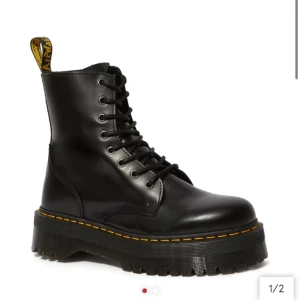 dr martens  - säljer mina platå de martens för ännu ett par skor jag inte använt på flera år! Orginal pris är 2400kr säljer de för 1100? Skriv privat för egna bilder☀️
