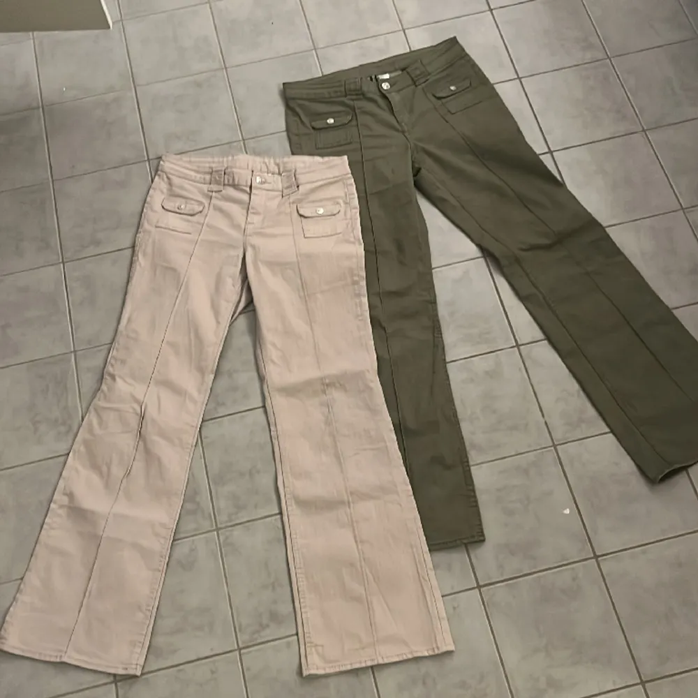 Säljer mina helt slutsålda jeans/byxor från HM, de är små i storleken. Har även beigea om så önskas. ❤️. Jeans & Byxor.