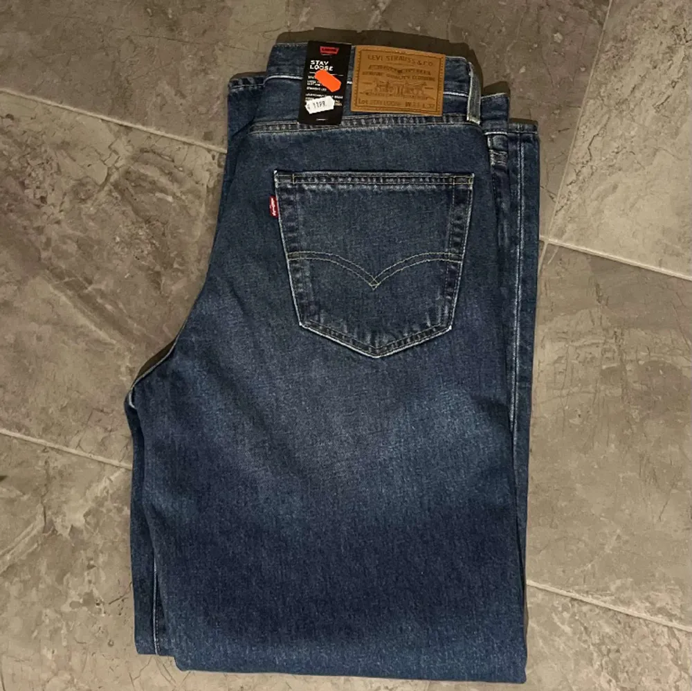 Skit snygga nya jeans från Levis🤠 Storlek: W31 L32 Modell: stay loose  Nypris: 1199:- Vårt pris:450. Jeans & Byxor.