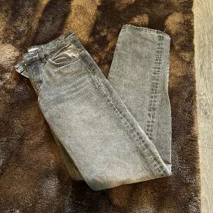 Säljer dessa mörkgråa midwaist straight jeans från zara i strl 34