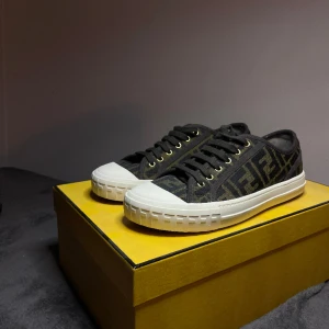 Fendi skor - Helt nya Fendi skor i storlek 39. Paket och allt finns. Från farfetch. Aldrig använda. Nypris: 6700kr